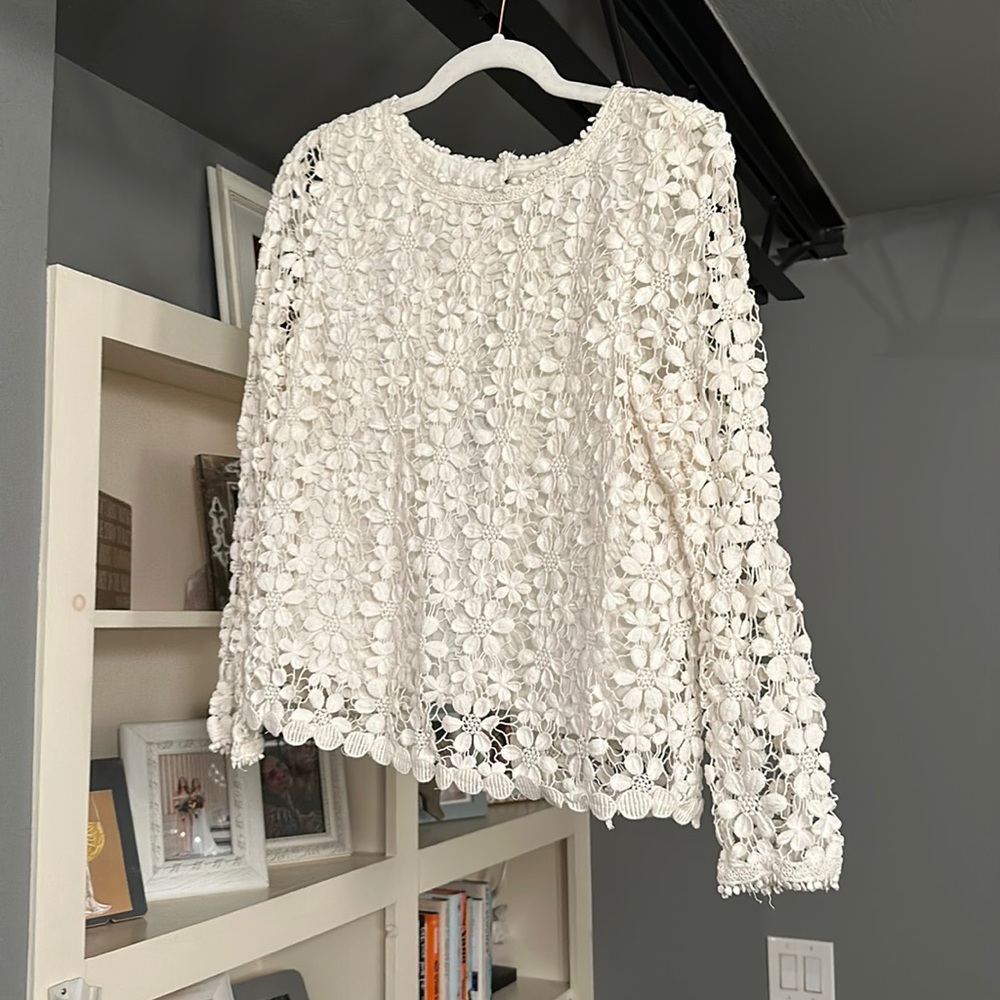 White flower top